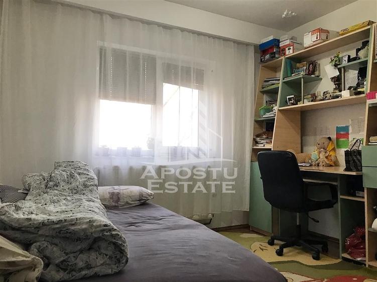 Apartament cu 3 camere decomandat, mobilat în Girocului