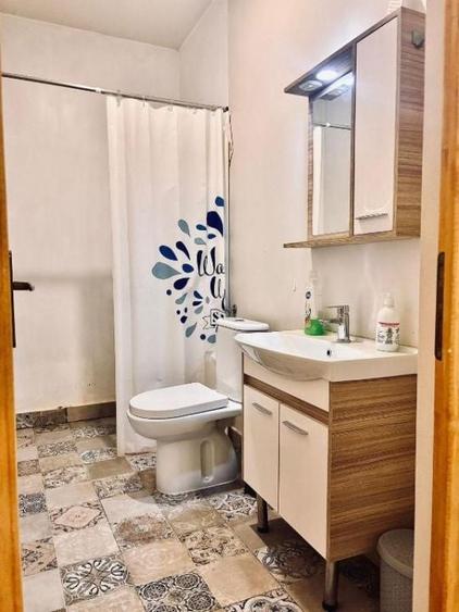 Apartament cu 18 camere semidecomandat, mobilat în Central