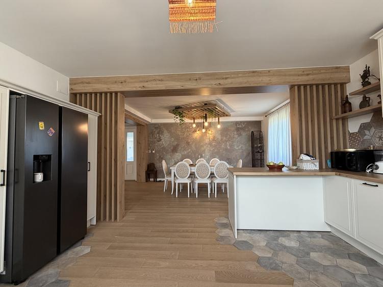 Casă individuală cu 5 camere cu Teren 2108 Mp în Florești