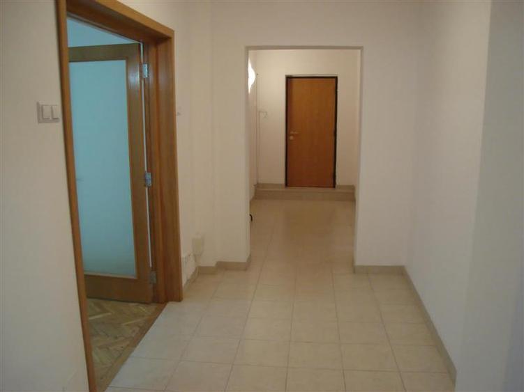 Apartament cu 4 camere decomandat în Calea Călărașilor