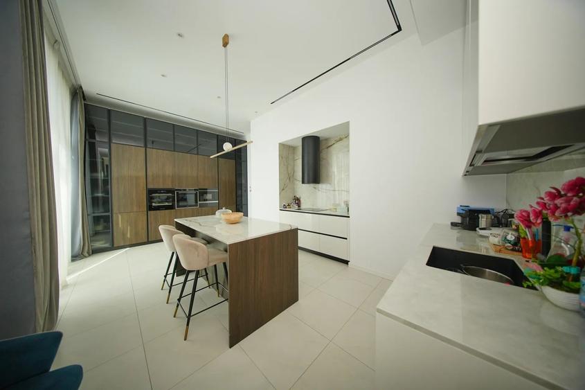 Apartament cu 4 camere decomandat în Herăstrău