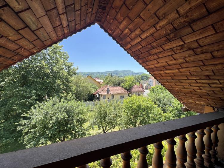 Casă individuală cu 10 camere cu Teren 5164 Mp în Malu cu Flori