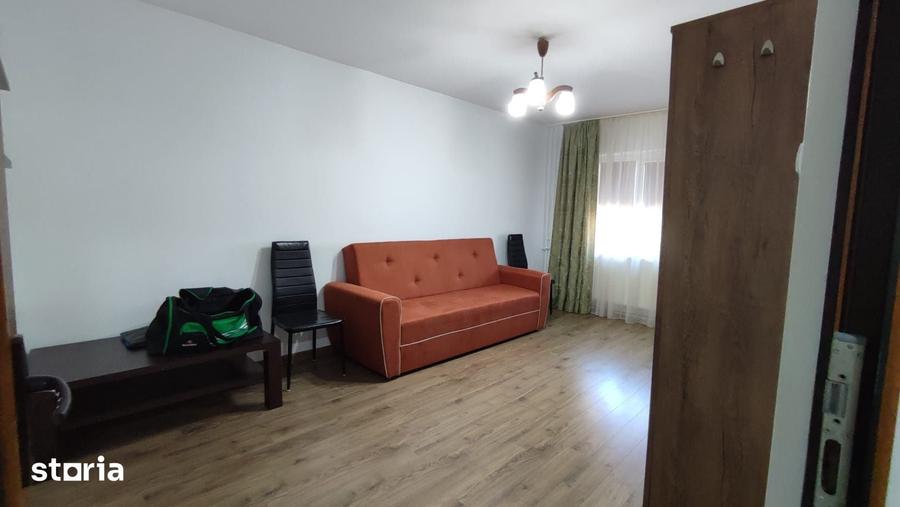 Apartament cu 3 camere decomandat în Micro 16