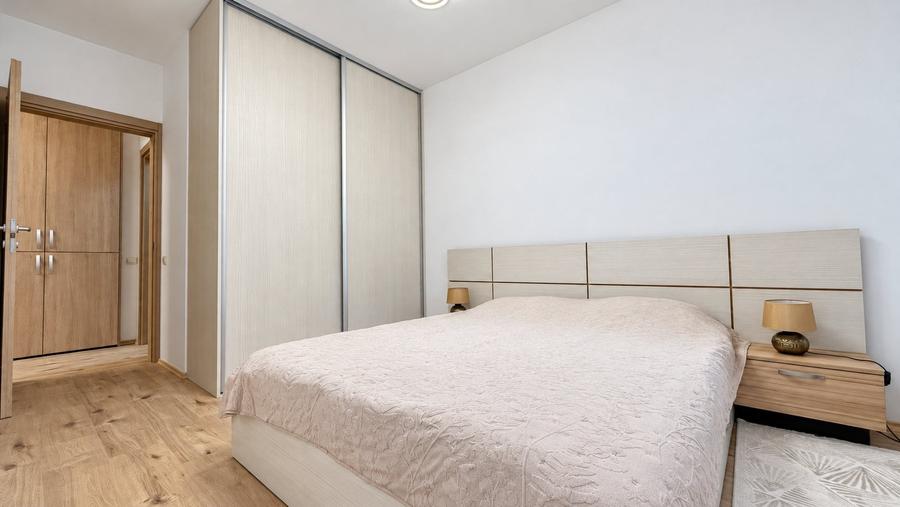 Apartament cu 3 camere semidecomandat, mobilat în Băneasa