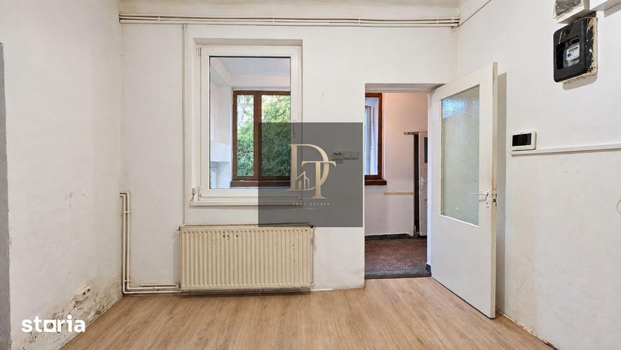 Casă cu 5 camere cu Teren 446 Mp în Florilor