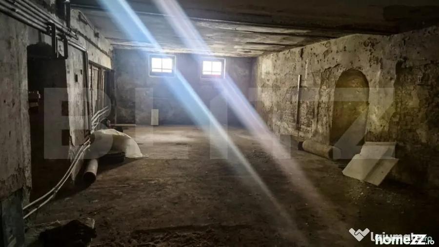 Apartament cu 4 camere semidecomandat în Central