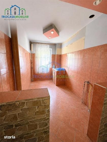 Apartament cu 3 camere semidecomandat în Rovine