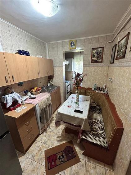 Apartament cu 4 camere semidecomandat în Apollo