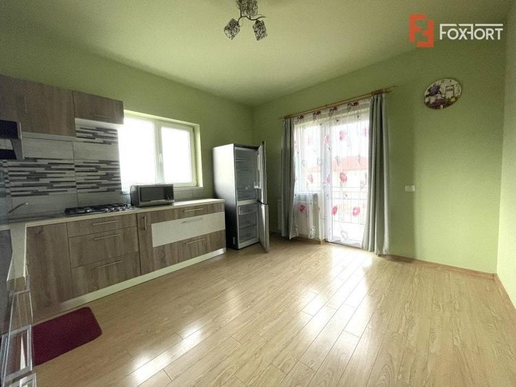 Casă individuală cu 7 camere cu Canalizare în Dumbrăvița