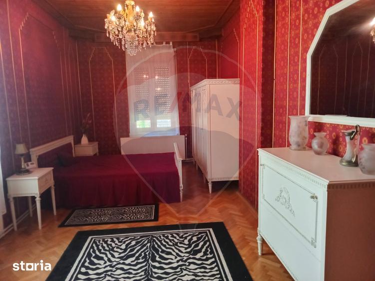 Casă cu 6 camere cu Teren 436 Mp în Romanilor