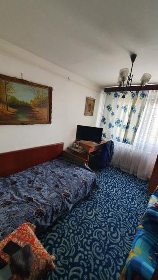 Apartament cu 3 camere semidecomandat în Vest