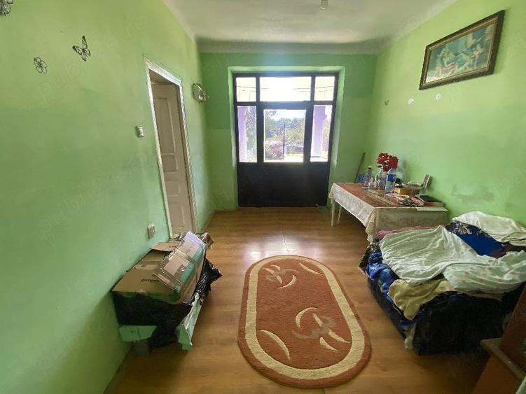 Casă cu 6 camere cu Teren 1300 Mp în Spătărei