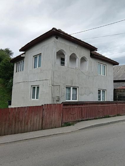 Casă cu Teren 1200 Mp în Central