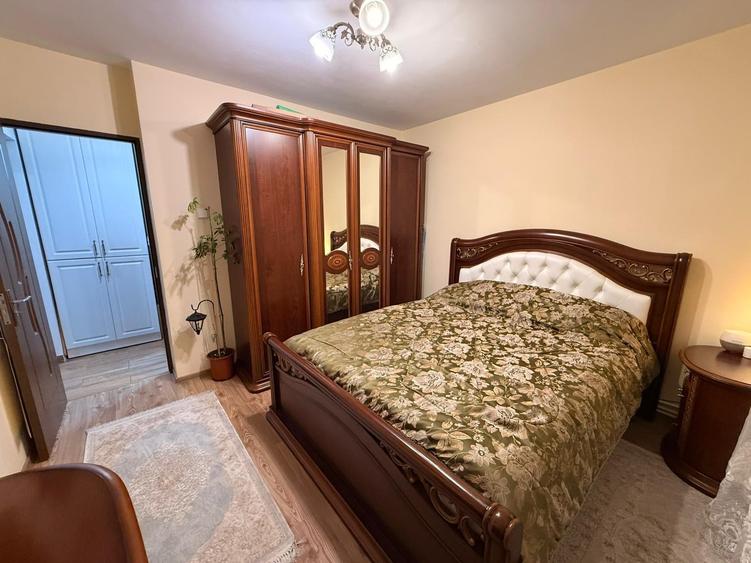 Apartament cu 3 camere decomandat în Nicolina