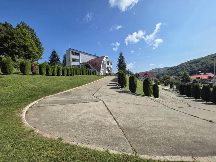 Casă individuală cu 13 camere cu Piscina în Slănic-Moldova
