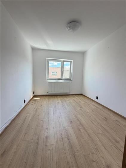 Apartament cu 3 camere decomandat în Astra