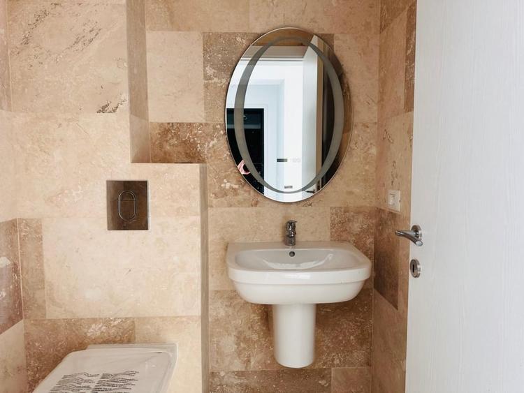 Apartament cu 3 camere semidecomandat în Dămăroaia