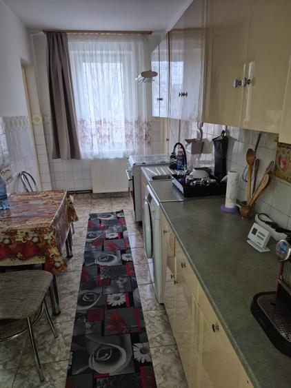Apartament cu 3 camere decomandat în Florilor