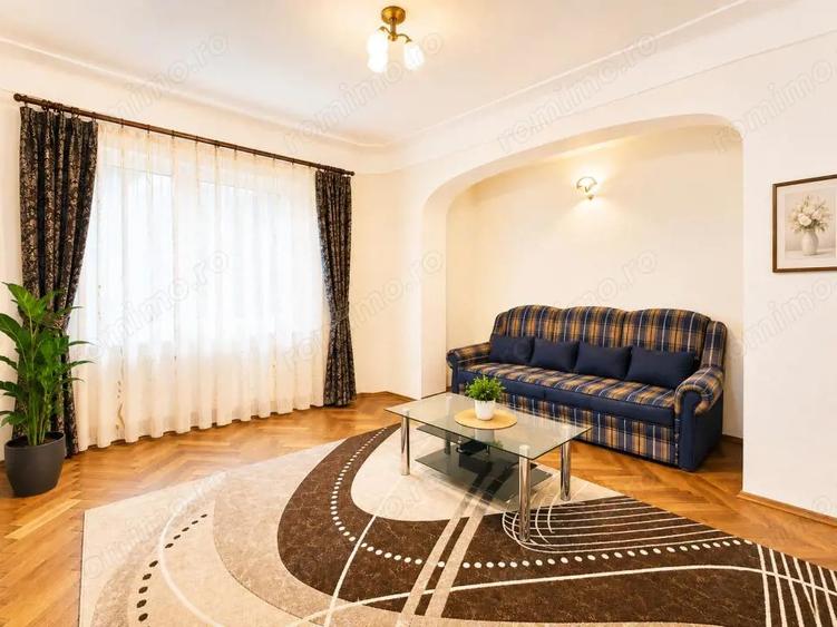 Apartament cu 5 camere semidecomandat în Armeneasca