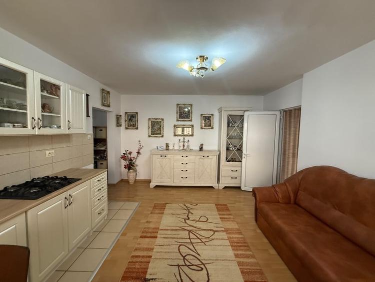Apartament cu 3 camere semidecomandat, mobilat în Cetate