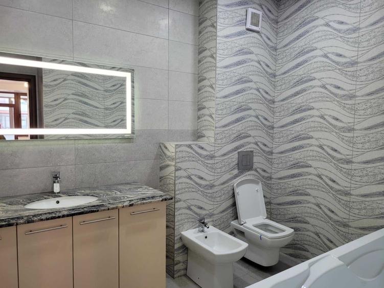 Apartament cu 3 camere decomandat în Tractorul