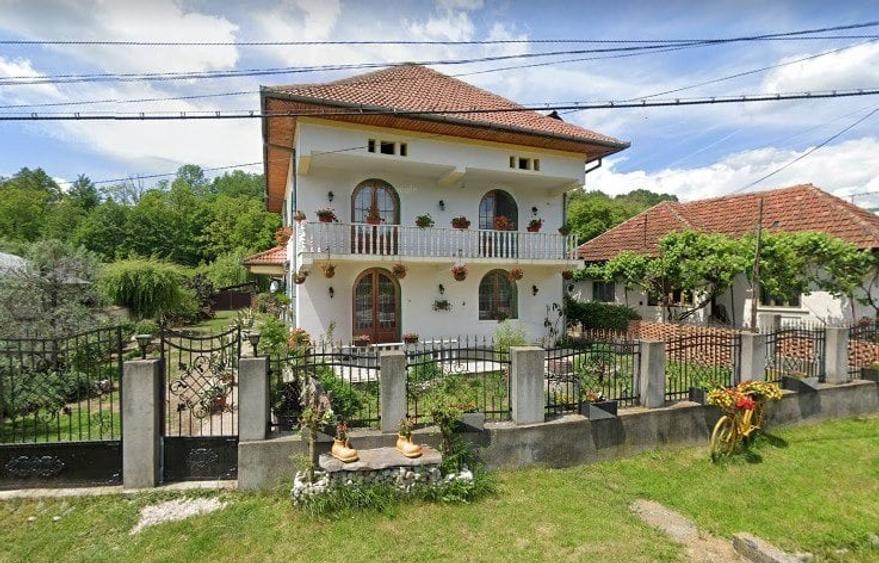 Casă individuală cu 5 camere cu Teren 1381 Mp în Costești