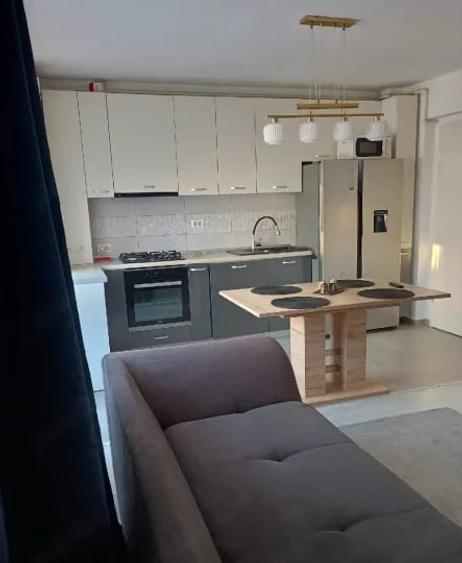 Apartament cu 3 camere semidecomandat, mobilat în Theodor Pallady