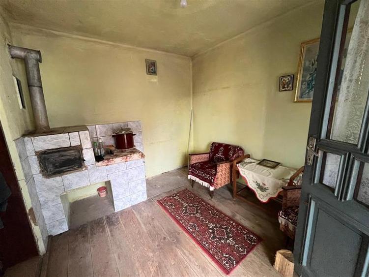 Casă individuală cu 6 camere cu Teren 5900 Mp în Est