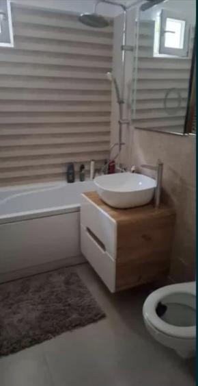 Apartament cu 3 camere decomandat în Calea București