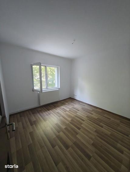 Apartament cu 4 camere decomandat în Micro 16
