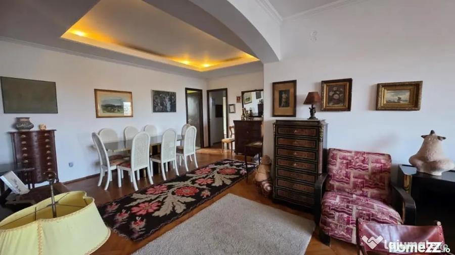 Apartament cu 3 camere decomandat în P-ța Universității