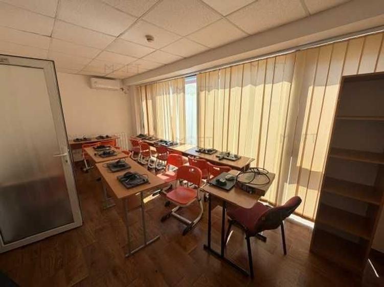 Casă individuală cu 13 camere cu Canalizare în Victoriei