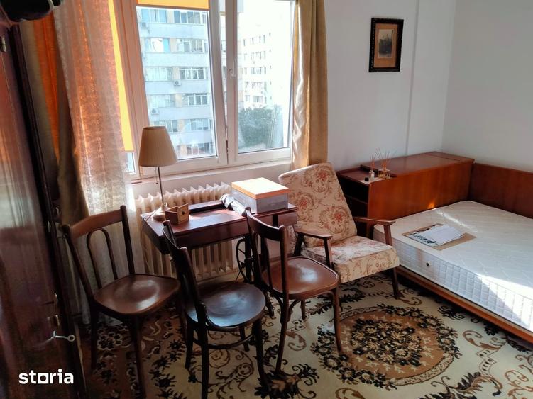 Apartament cu 3 camere semidecomandat în Tei