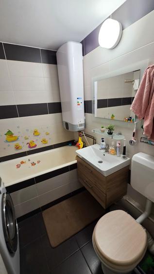 Apartament cu 3 camere semidecomandat, mobilat în Gorjului