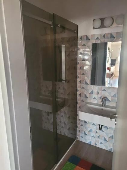 Apartament cu 3 camere decomandat, mobilat în Rovine