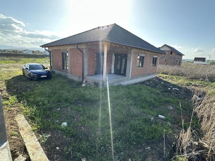 Casă cu 4 camere în Șura Mică