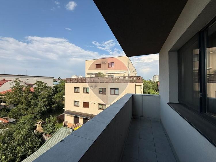 Apartament cu 4 camere decomandat, mobilat în Titan