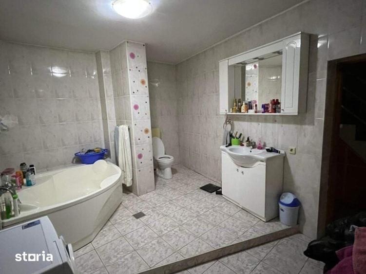 Casă cu 7 camere cu Teren 200 Mp în Vitan