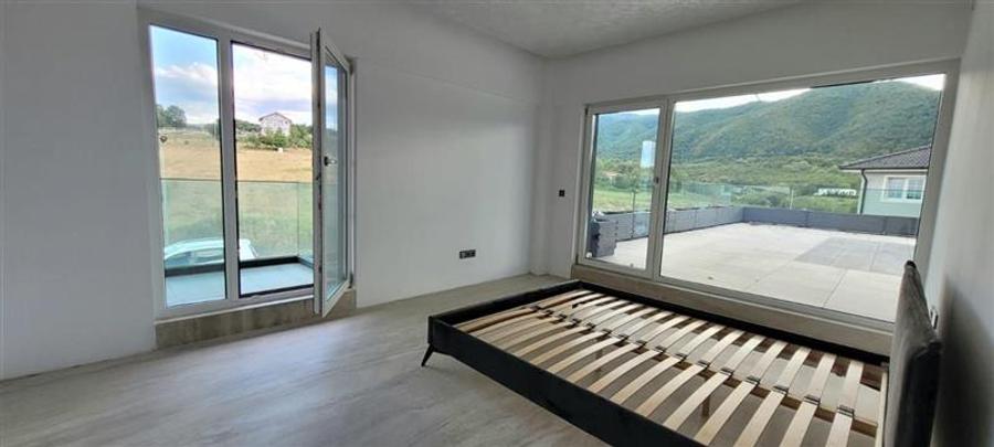 Casă individuală cu 5 camere cu Piscina în Central