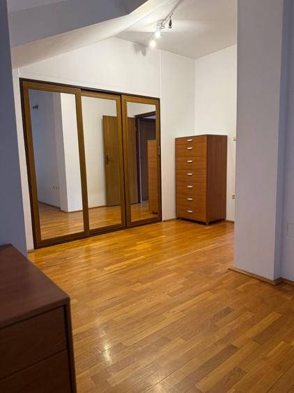 Casă individuală cu 5 camere cu Canalizare în Lipovei