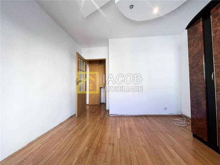 Apartament cu 3 camere decomandat în Central