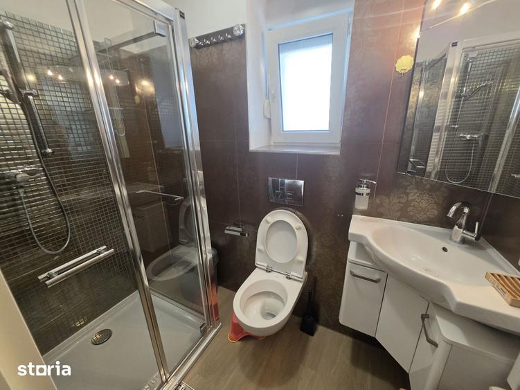 Casă cu 8 camere cu Teren 500 Mp în Central