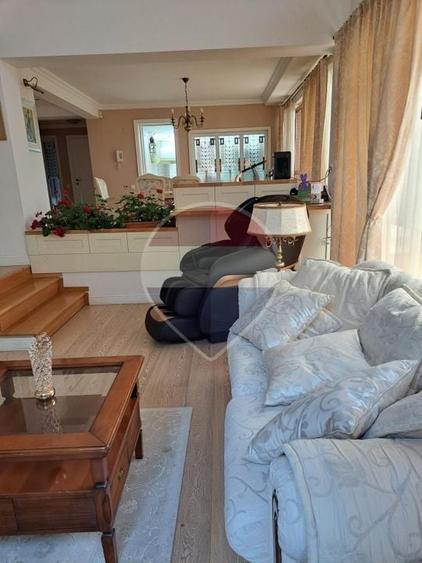 Casă individuală cu 10 camere cu Teren 3000 Mp în Bariera Vâlcii