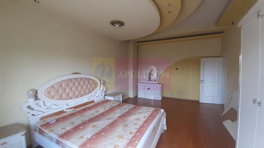 Casă individuală cu 7 camere cu Canalizare în Central