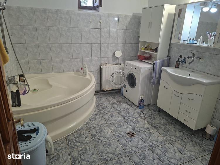 Casă cu 10 camere cu Teren 1200 Mp în Bucov