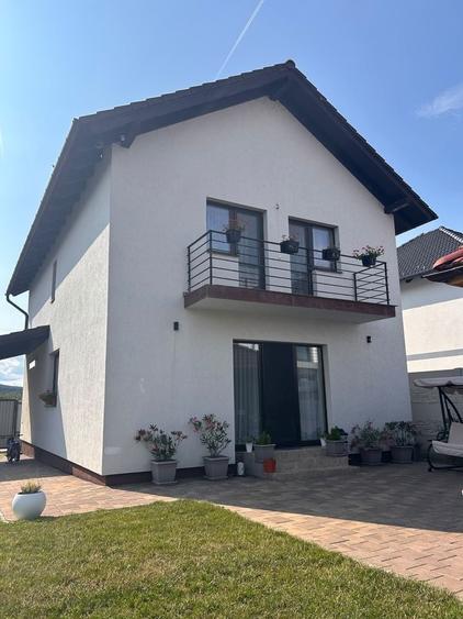Casă cu 4 camere în Cristian