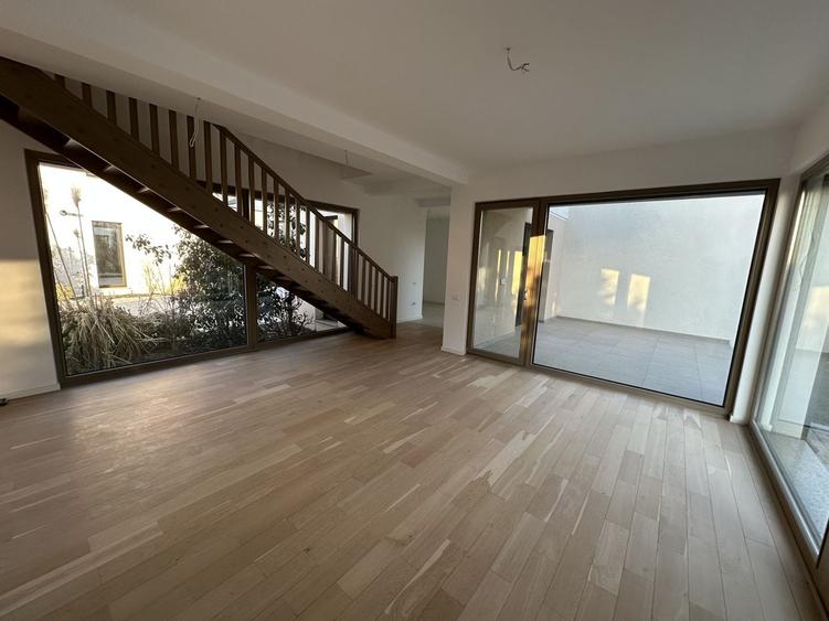 Duplex cu 5 camere cu Canalizare în Exterior Nord