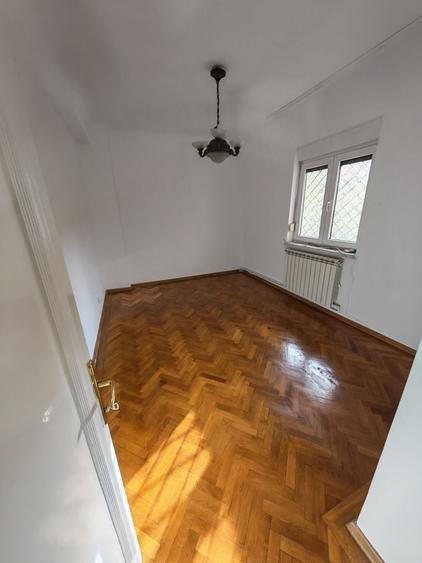 Duplex cu 8 camere cu Canalizare în Primăverii