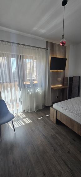 Apartament cu 3 camere semidecomandat în Valea Adâncă
