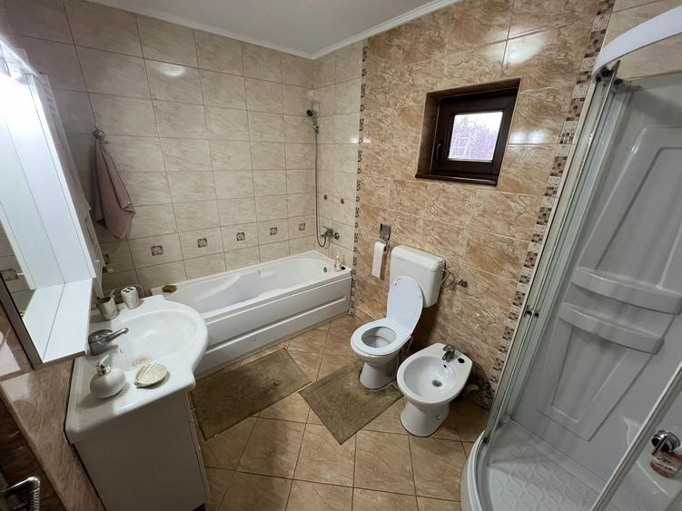 Casă individuală cu 4 camere cu Canalizare în Obor